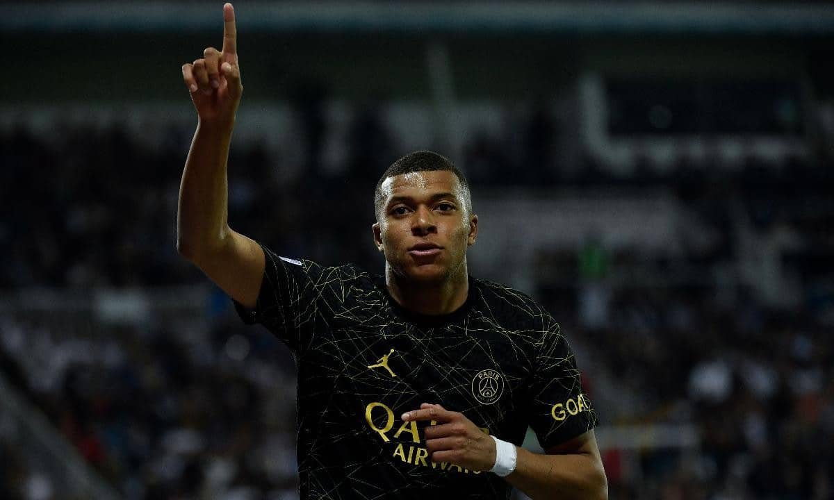 Kylian Mbappé em partida pelo PSG. (foto: JULIEN DE ROSA/AFP)