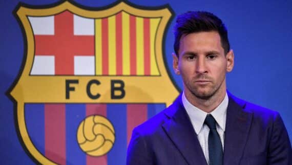 Messi, em discurso de despedida do Barcelona, em 2021. (foto: PAU BARRENA/AFP)