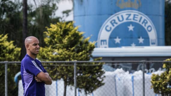 Pepa observa treino do Cruzeiro na Toca da Raposa II, em Belo Horizonte (foto: Gustavo Aleixo/Cruzeiro)