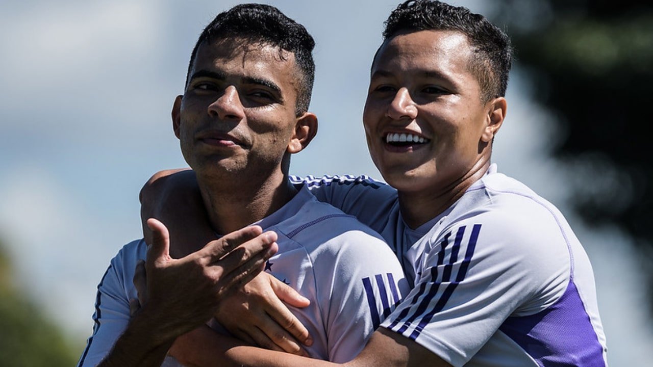 Bruno Rodrigues (à esquerda) e Marlon (à direita) em treino do Cruzeiro (foto: Gustavo Aleixo/Cruzeiro)