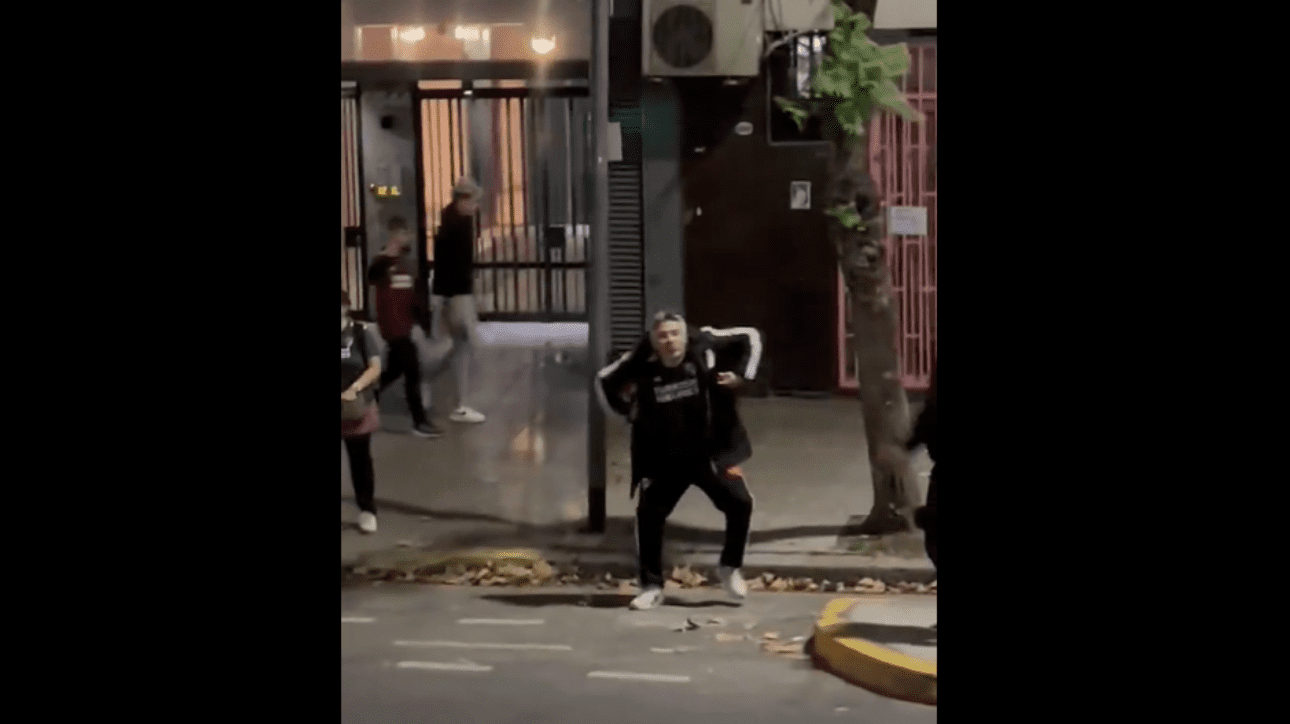 Torcedor do River Plate imitando macaco (foto: Reprodução/Twitter)