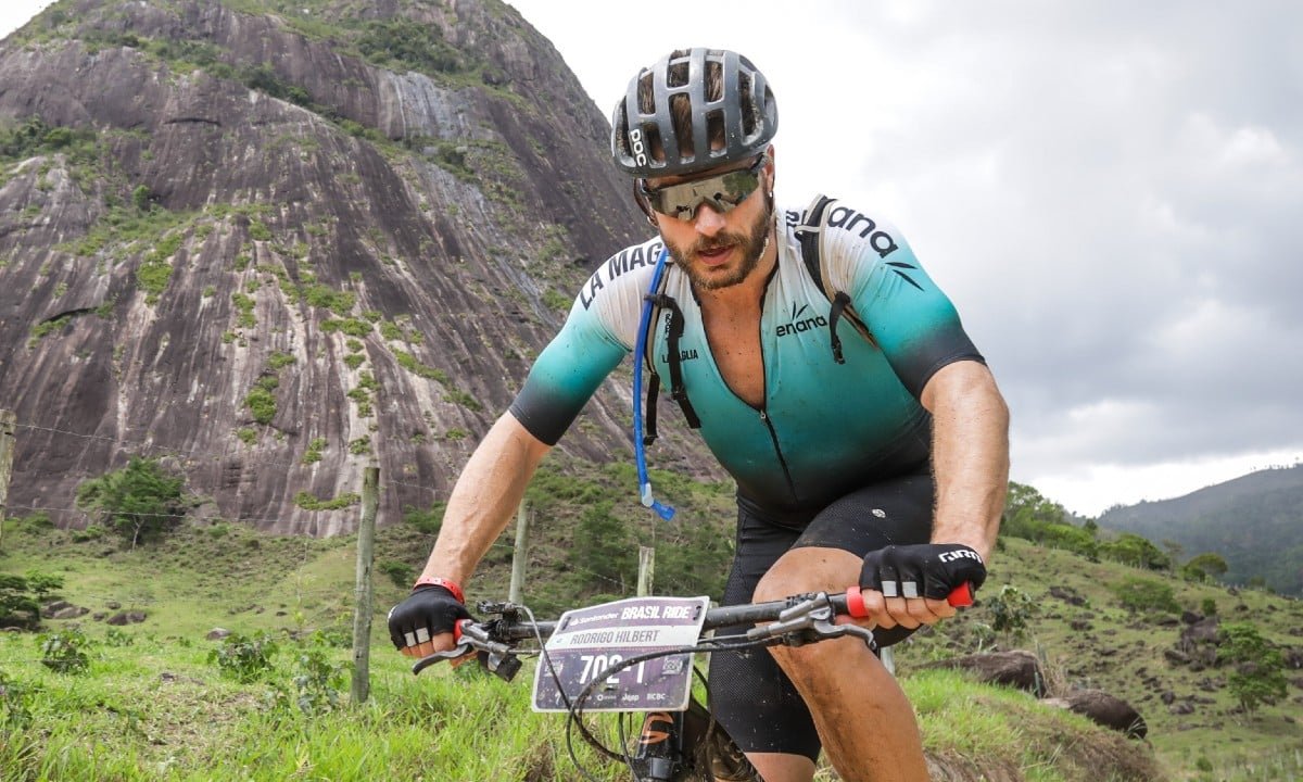 Rodrigo Hilbert praticando ciclismo (foto: Divulgação)