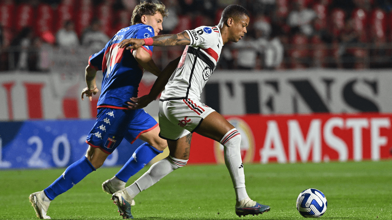 Jogadores de São Paulo e Tigres disputando bola (foto: Nelson Almeida/AFP)