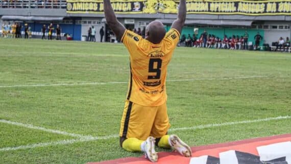 Sassá comemora gol pelo Amazonas, na Série C do Campeonato Brasileiro. (foto: João Normando/FAF)