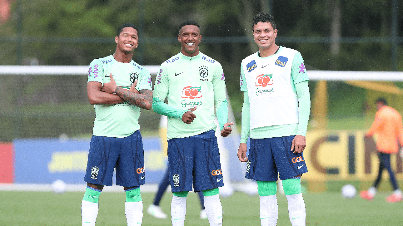 Três jogadores da Seleção Sub-20 lado a lado posando para foto, incluindo Robert Renan (foto: Rafael Ribeiro/CBF)
