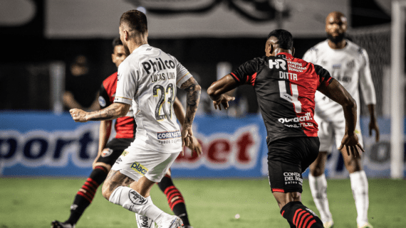 Jogadores de Santos e Newells Old Boys durante partida (foto: Raul Baretta/Santos FC.)