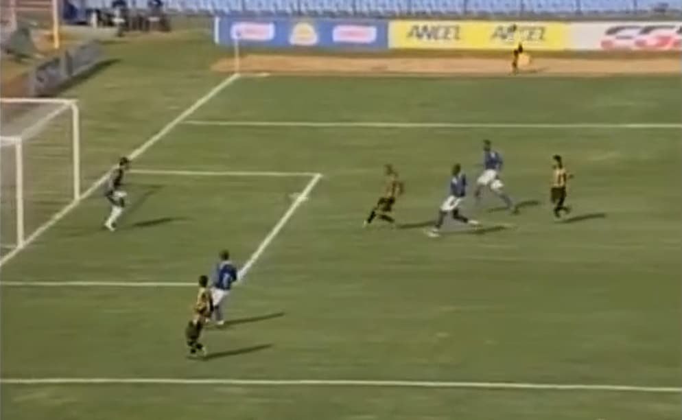 Tardelli marca para o Atlético-MG contra o Cruzeiro em 2009 (foto: Reprodução/Globo)