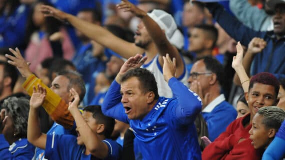 Torcida do Cruzeiro em jogo contra o Fortaleza, no Mineirão (foto:  Alexandre Guzanshe/EM/D.A. Press)