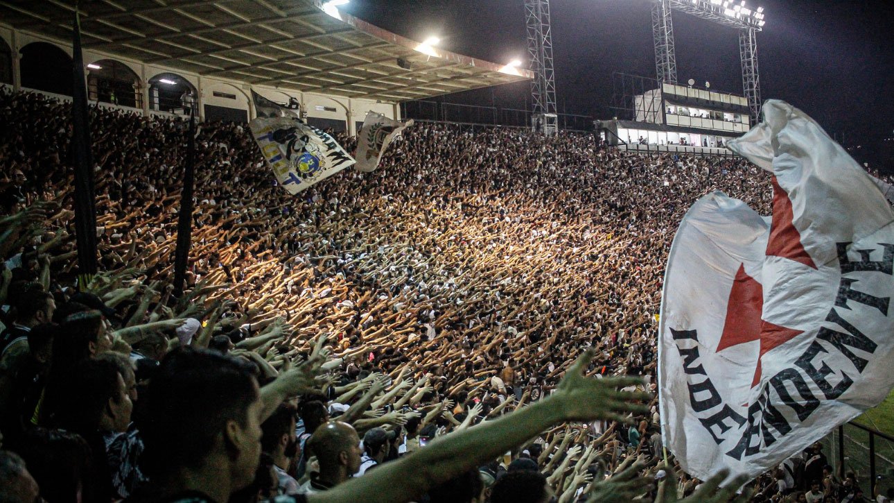 Torcida do Vasco cantando em São Januário (foto: Matheus Lima/Vasco)