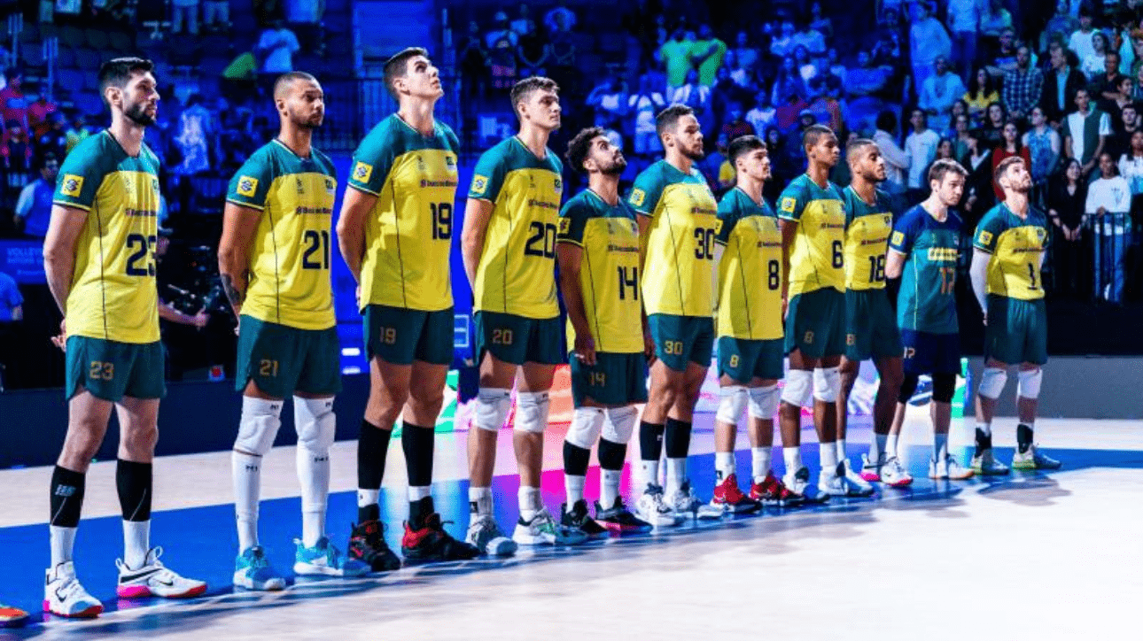 Jogadores de vôlei do Brasil alinhados durante hino nacional (foto: Volleyball World)
