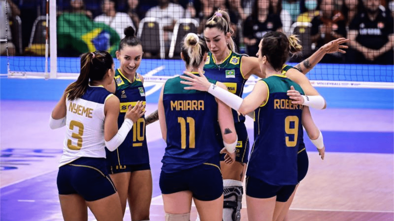 Jogadoras do Brasil durante jogo contra Turquia (foto: Reprodução FIVB)