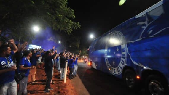 Torcedores do Cruzeiro comemorando chegada do elenco celeste (foto: Alexandre Guzanshe/D.A. Press)