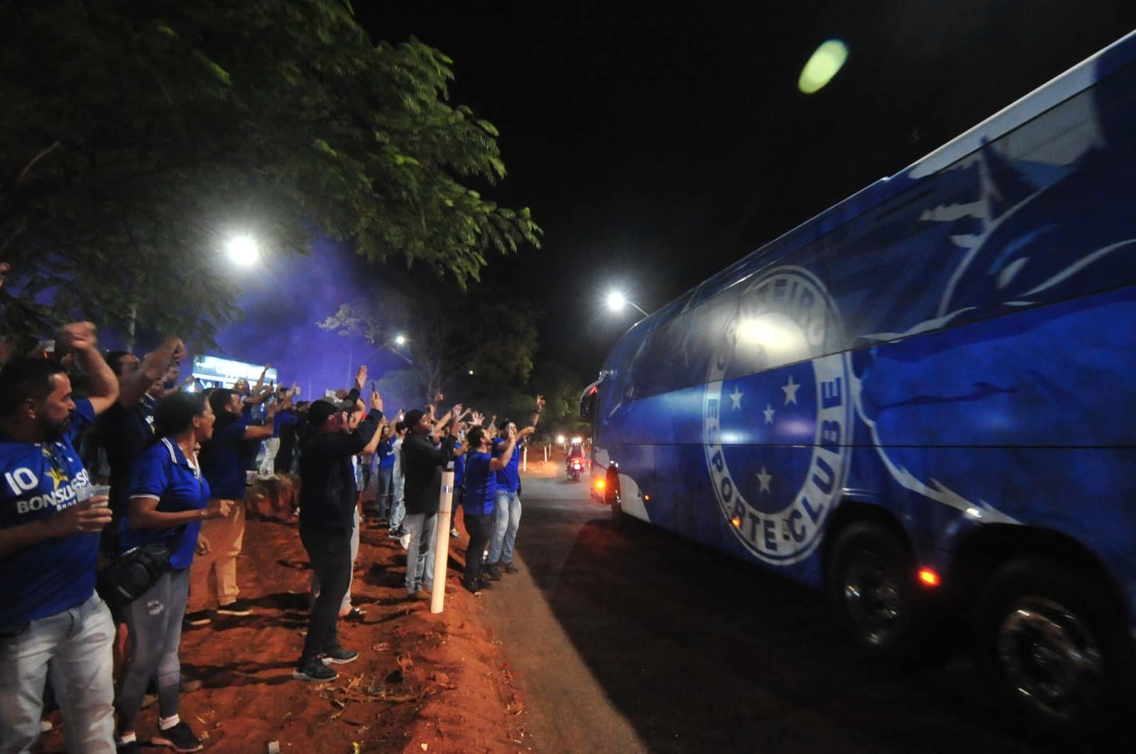 Torcedores do Cruzeiro comemorando chegada do elenco celeste (foto: Alexandre Guzanshe/D.A. Press)