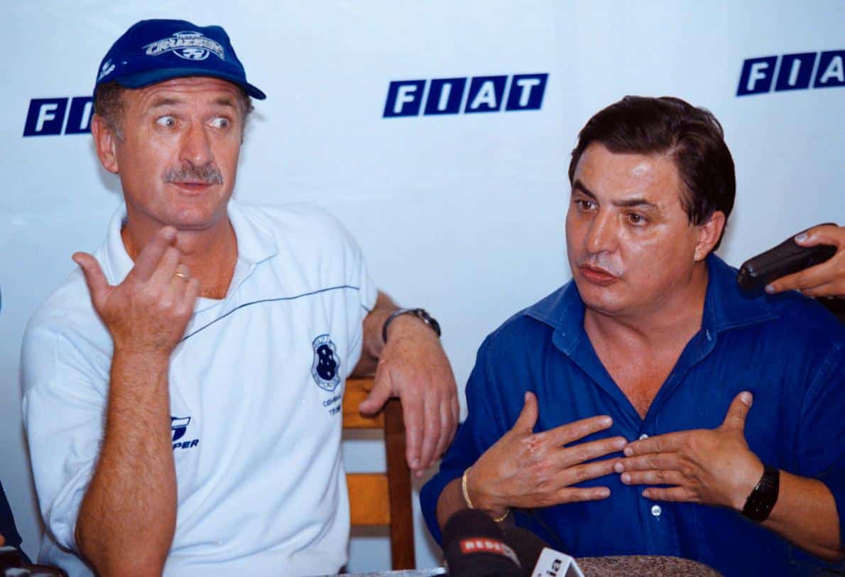 Felipão (à direita) e Zezé Perrella (à esquerda) gesticulam durante coletiva do Cruzeiro em 2000 - (foto: Juarez Rodrigues/Estado de Minas)