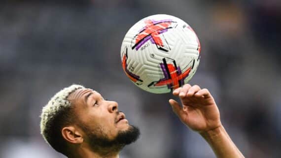 Foto mostra o jogador Joelinton, da Seleção Brasileira, equilibrando a bola (foto: Oli Scarf/AFP)