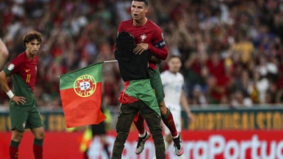 Portugal - Cristiano Ronaldo e torcedor (foto: Foto: Carlos Costa/AFP)