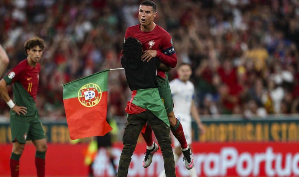 Portugal - Cristiano Ronaldo e torcedor (foto: Foto: Carlos Costa/AFP)