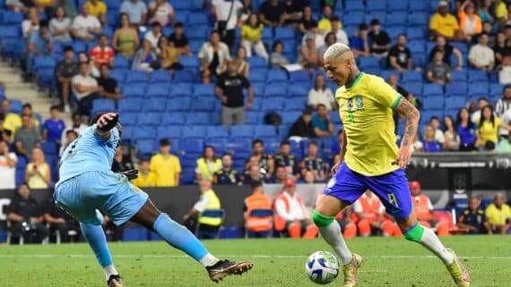 Richarlison - Brasil x Guiné: Richarlison cara a cara com o goleiro adversário (foto: Foto: Pau Barrena/AFP)