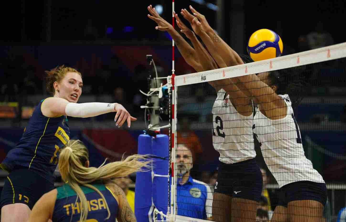 Jogadoras da Seleção Brasileira de vôlei enfileiradas durante execução do hino nacional (foto: Foto: Mauricio Val/FVImagem/CBV)