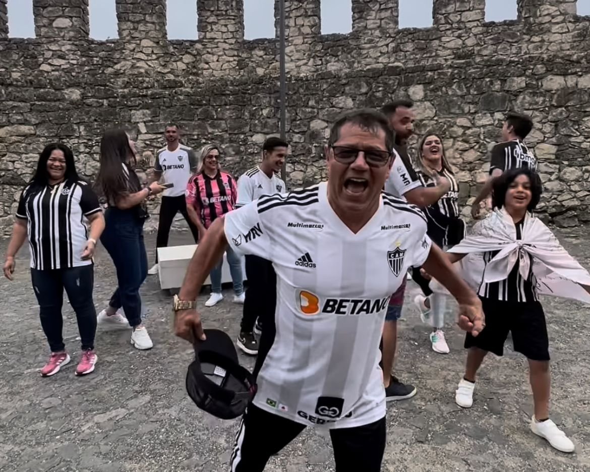 Gilvan de Sousa, pai de Hulk, vibra com atleticanos em Portugal (foto: Reprodução/Instagram)