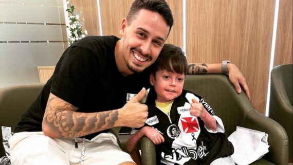 Guilherme recebe camisa de filho de Roberto Dinamite (foto: Foto: Reprodução/Redes sociais)