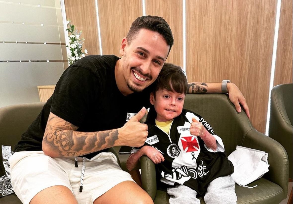 Guilherme recebe camisa de filho de Roberto Dinamite (foto: Foto: Reprodução/Redes sociais)
