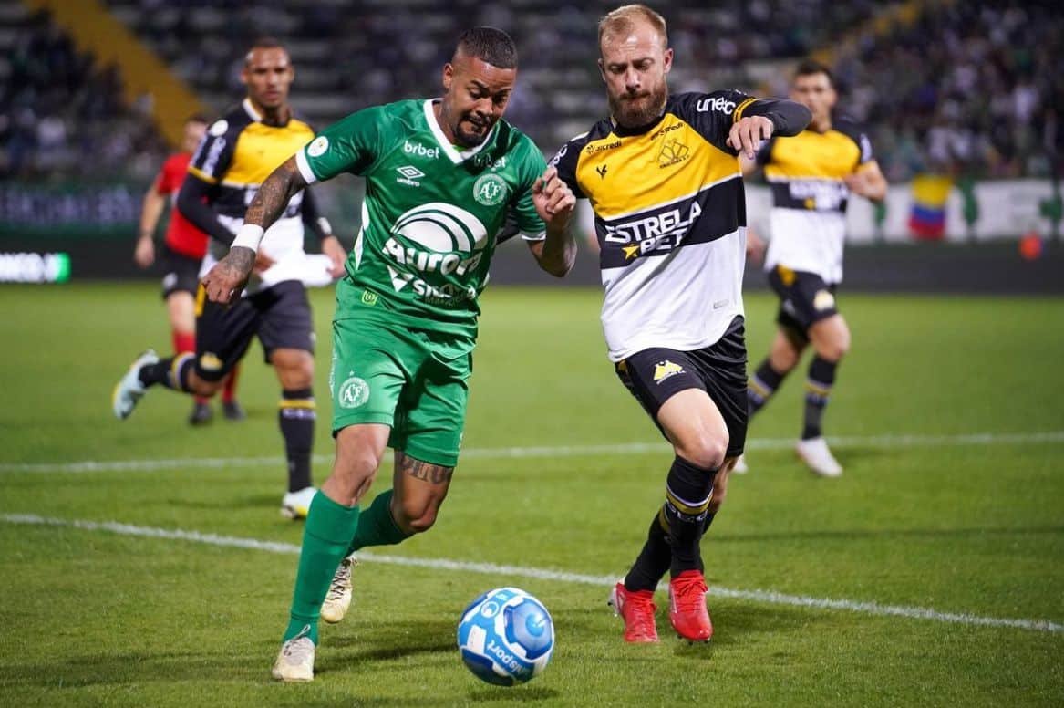 Chapecoense e Criciúma em campo pela Série B do Campeonato Brasileiro (foto: Foto: Tiago Meneghini/ACF)