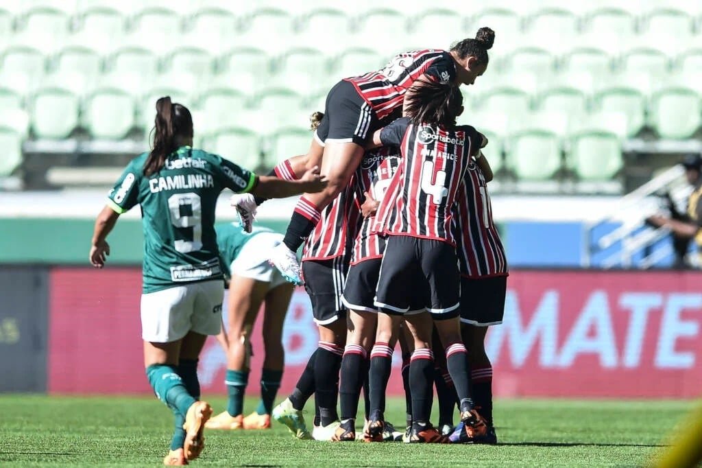 Jogadoras do São Paulo comemoram classificação às semifinais do Brasileiro A1 (foto: Foto: Divulgação/CBF)