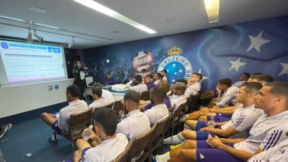 Jogadores do Cruzeiro ouvindo palestra (foto: Divulgação/Cruzeiro)