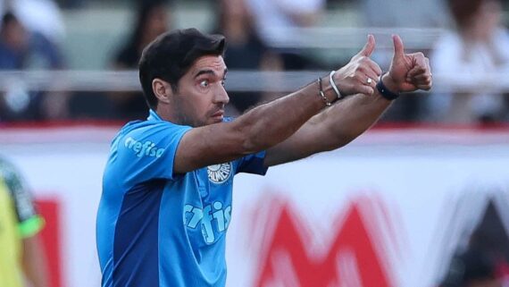 Técnico do Palmeiras, Abel Ferreira faz sinal de positivo com as duas mãoes (foto: César Greco/Palmeiras)