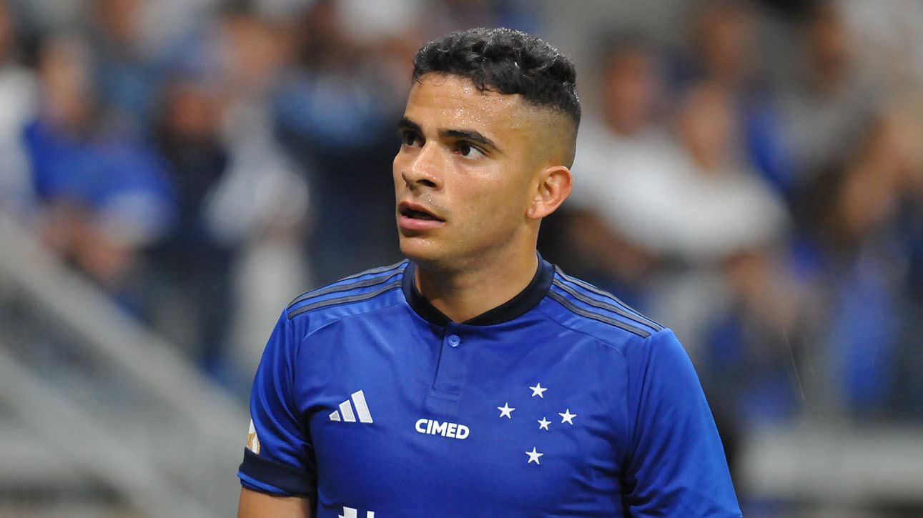 Bruno Rodrigues olhando para a torcida do Cruzeiro (foto: Alexandre Guzanshe/EM/D.A Press)