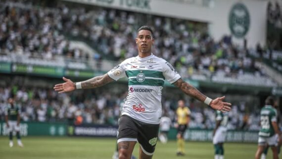 Alef Manga comemora com os braços abertos após marcar gol pelo Coritiba (foto: Felipe Dalke/Coritiba)