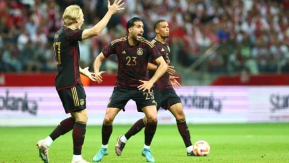 Jogadores da Seleção Alemã em partida contra a Polônia (foto: ANDRZEJ IWANCZUK/AFP)