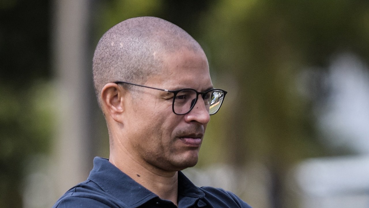 Alex, ídolo do Cruzeio, observa treino na Toca da Raposa II (foto: Gustavo Aleixo/Cruzeiro)