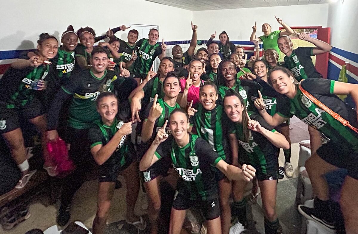 Jogadoras do América-MG posam para foto em comemoração (foto: Tereza Horta/América-MG)