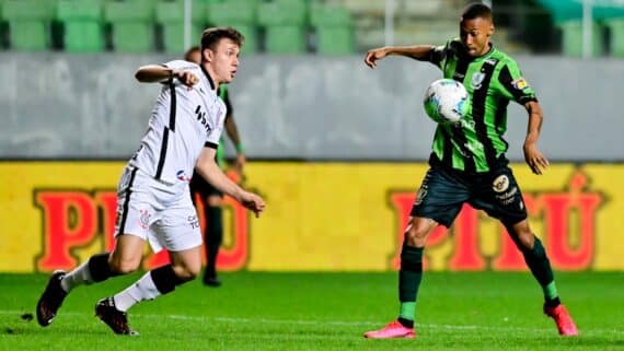 Lucas Píton e Ademir durante duelo entre América-MG x Corinthians (foto: Mourão Panda / América-MG)