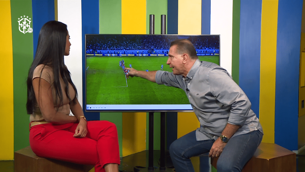 Wilson Seneme, presidente da Comissão de Arbitragem da CBF, aponta e analisa a jogada do gol anulado na partida entre Atlético-MG e Bragantino (foto: Reprodução / CBF TV)