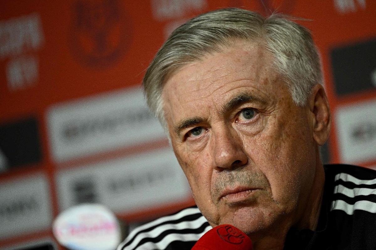 Carlo Ancelotti em entrevista coletiva (foto: JAVIER SORIANO / AFP)