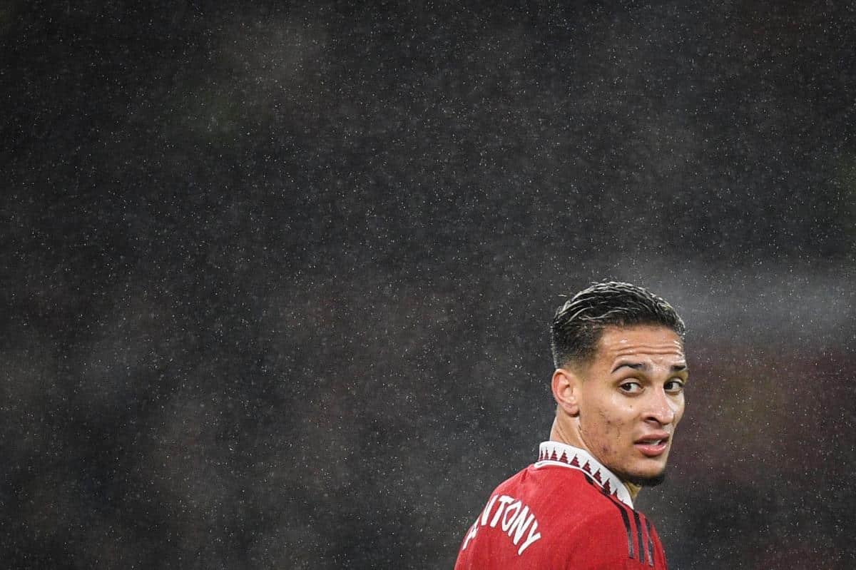 Antony em partida pelo Manchester United (foto: Oli Scarff/AFP)