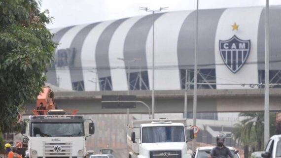 Foto da vista externa da Arena MRV, do Atlético-MG, com carros e obras à frente e o estádio ao fundo (foto: Leandro Couri/EM/D.A Press)