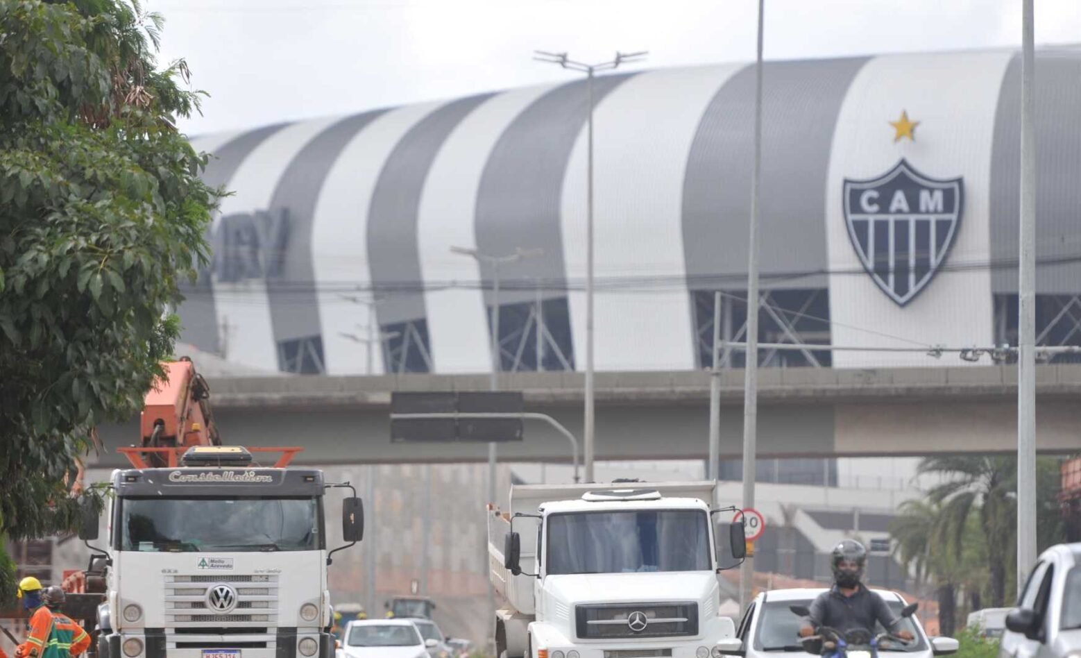 Foto da vista externa da Arena MRV, do Atlético-MG, com carros e obras à frente e o estádio ao fundo (foto: Leandro Couri/EM/D.A Press)