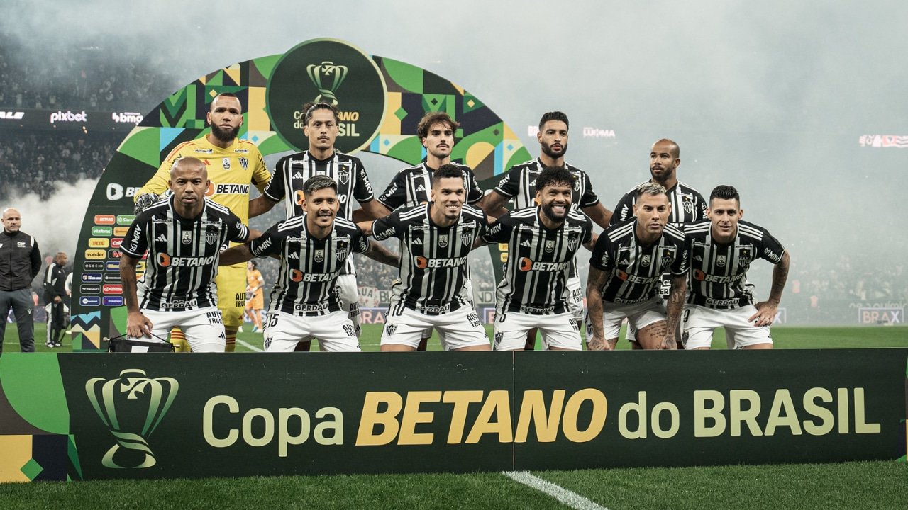 Jogadores do Atlético-MG posam para foto com placa da Copa do Brasil em jogo contra o Corinthians, pelas oitavas de final do torneio de 2023 (foto: Pedro Souza/Atlético-MG)