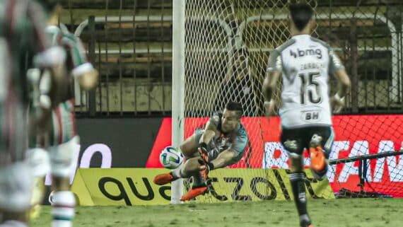 Fábio faz defesa em Fluminense 1 x 1 Atlético-MG pelo Brasileiro (foto: Marcelo Gonçalves/Fluminense)