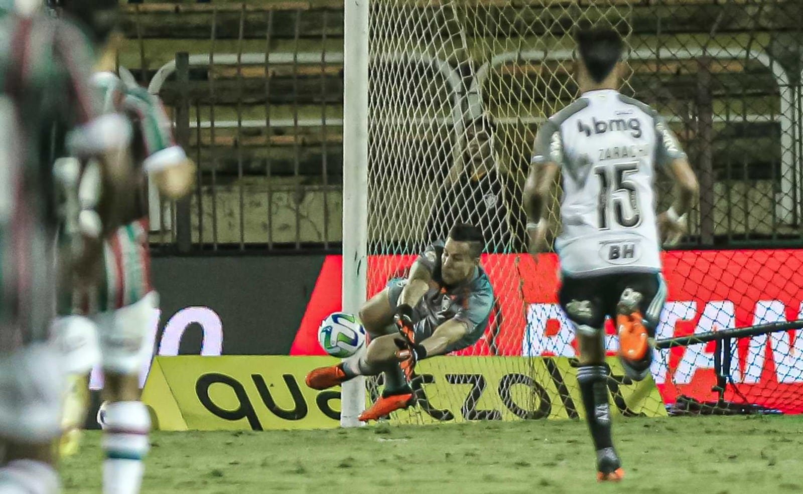 Fábio faz defesa em Fluminense 1 x 1 Atlético-MG pelo Brasileiro (foto: Marcelo Gonçalves/Fluminense)