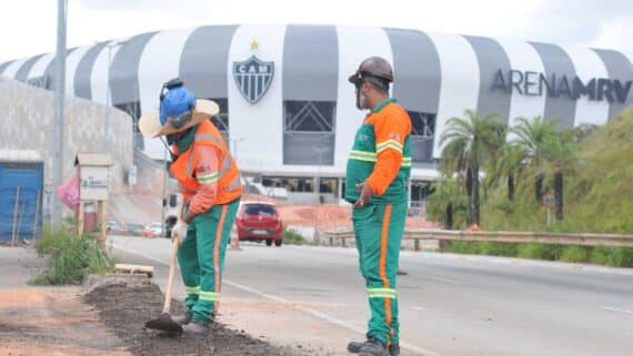 Foto mostra dois trabalhadores em obras em frente à Arena MRV (foto: Leandro Couri/EM/D.A Press)