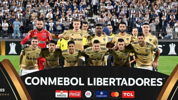 Jogadores do Atlético-MG perfilados antes de jogo da Copa Libertadores (foto: Ernesto Benavides/AFP)