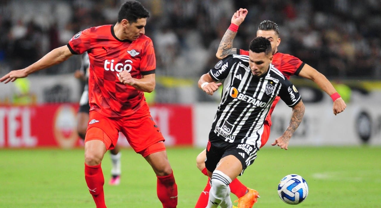 Disputa de bola entre jogadores do Atlético-MG e Libertad (foto: Ramon Lisboa/EM/D.A Press)