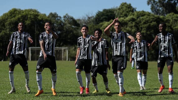 Jogadores do Sub-17 do Atlético-MG comemoram gol (foto: Bruno Sousa / Atlético)