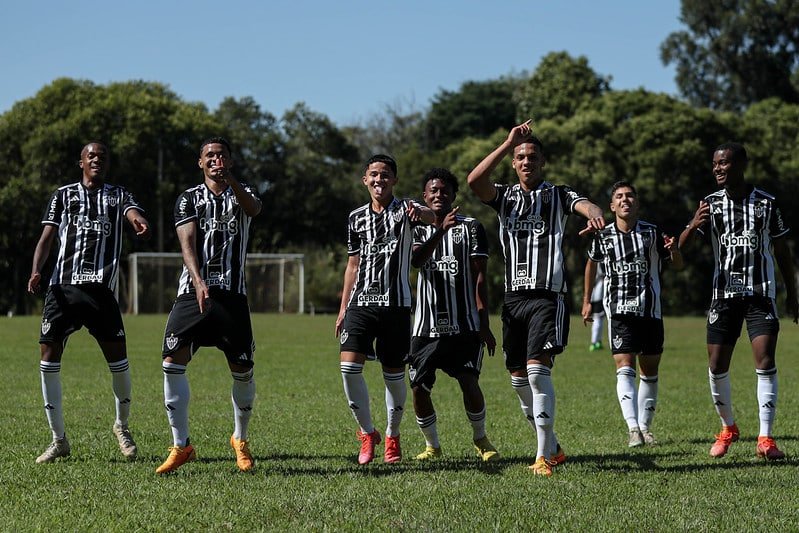 Jogadores do Sub-17 do Atlético-MG comemoram gol (foto: Bruno Sousa / Atlético)