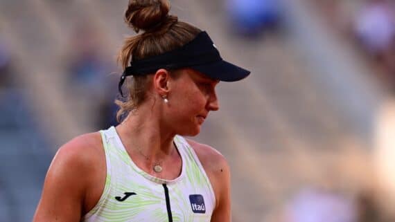 A brasileira Beatriz Haddad Maia reage ao jogar contra a polonesa Iga Swiatek durante a semifinal de Roland-Garros no Court Philippe-Chatrier em Paris em 8 de junho de 2023. (foto: Emmanuel DUNAND / AFP)